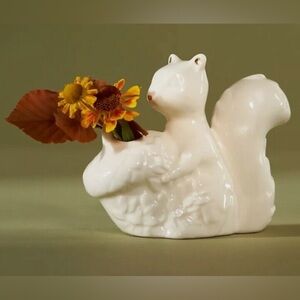 Anthropologie Winter White Squirrel Bud Vase 🐿️❤️